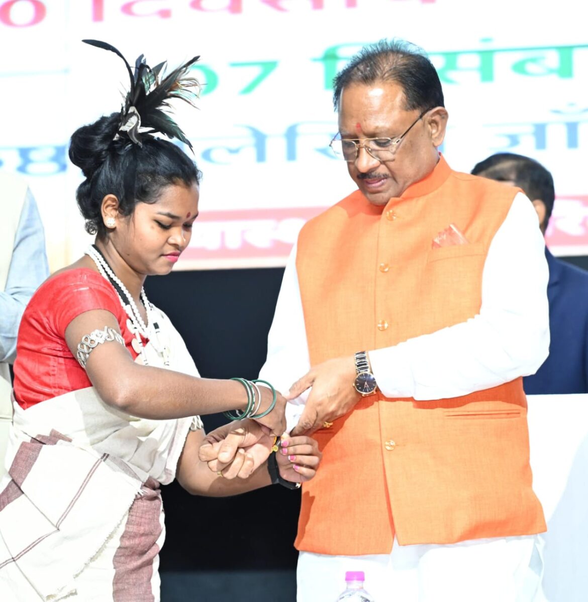 बस्तर के तोकापाल की रहने वाली बबीता नाग ने मुख्यमंत्री को बांधा निरामय सूत्र