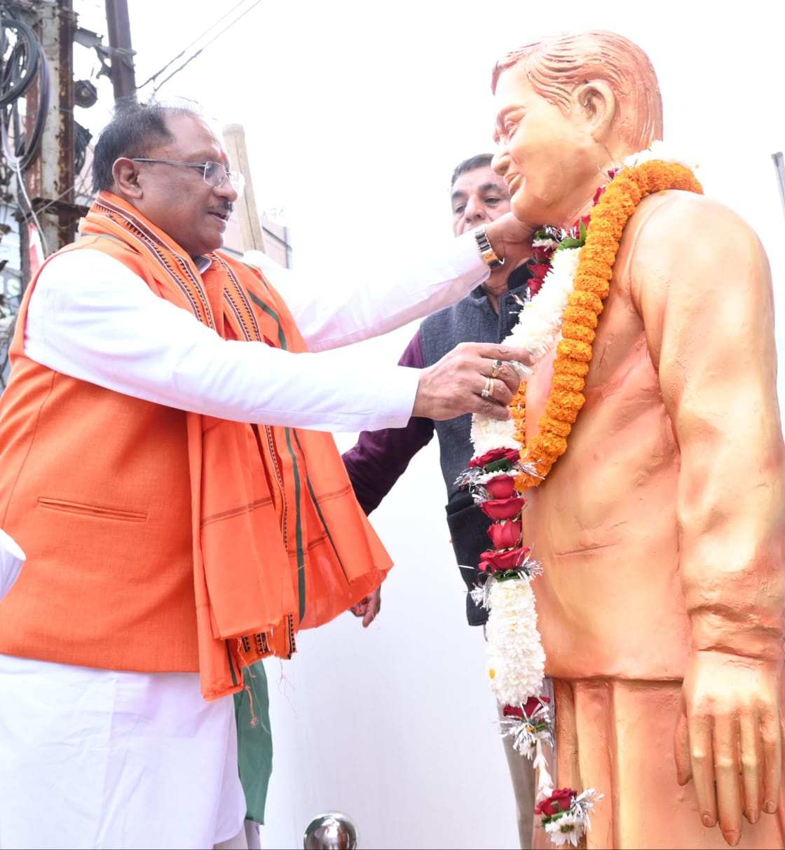 मुख्यमंत्री श्री विष्णु देव साय ने पूर्व प्रधानमंत्री श्रद्धेय अटल जी की प्रतिमा पर माल्यार्पण कर उनका पुण्य स्मरण किया