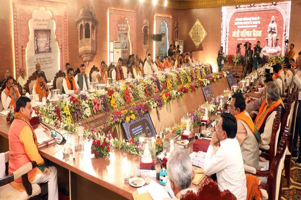 मुख्यमंत्री ने केबिनेट बैठक के पूर्व मंत्रि-परिषद के सदस्यों को किया संबोधित