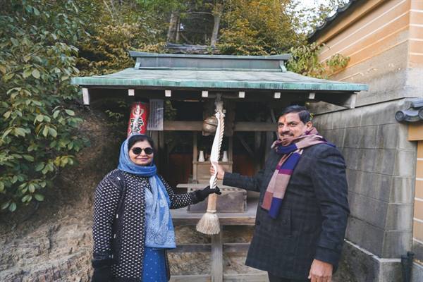 मुख्यमंत्री ने जापान के ऐतिहासिक किंकाकूजी स्वर्ण मंदिर का किया भ्रमण