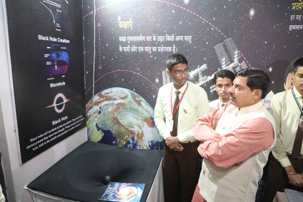 मुख्यमंत्री ने इंदौर में स्कूली बच्चों के साथ किया मध्यान्ह भोजन