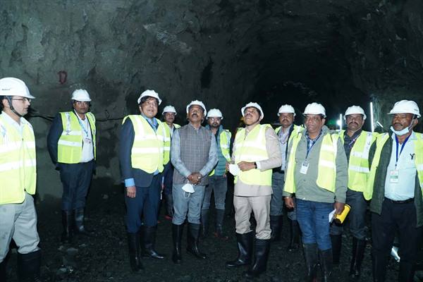 मुख्यमंत्री ने 32 मीटर गहरे बामोरा ग्राम स्थित शाफ्ट-3 में उतरकर निर्माणाधीन टनल का किया निरीक्षण