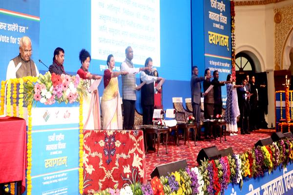 15वें राष्ट्रीय मतदाता दिवस कार्यक्रम में उत्कृष्ट कार्य करने वाले अधिकारी-कर्मचारी हुए पुरस्कृत