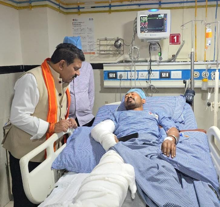 उपमुख्यमंत्री श्री विजय शर्मा ने घायल जवानों से की मुलाकात, उनके शीघ्र स्वस्थ होने की कामना की