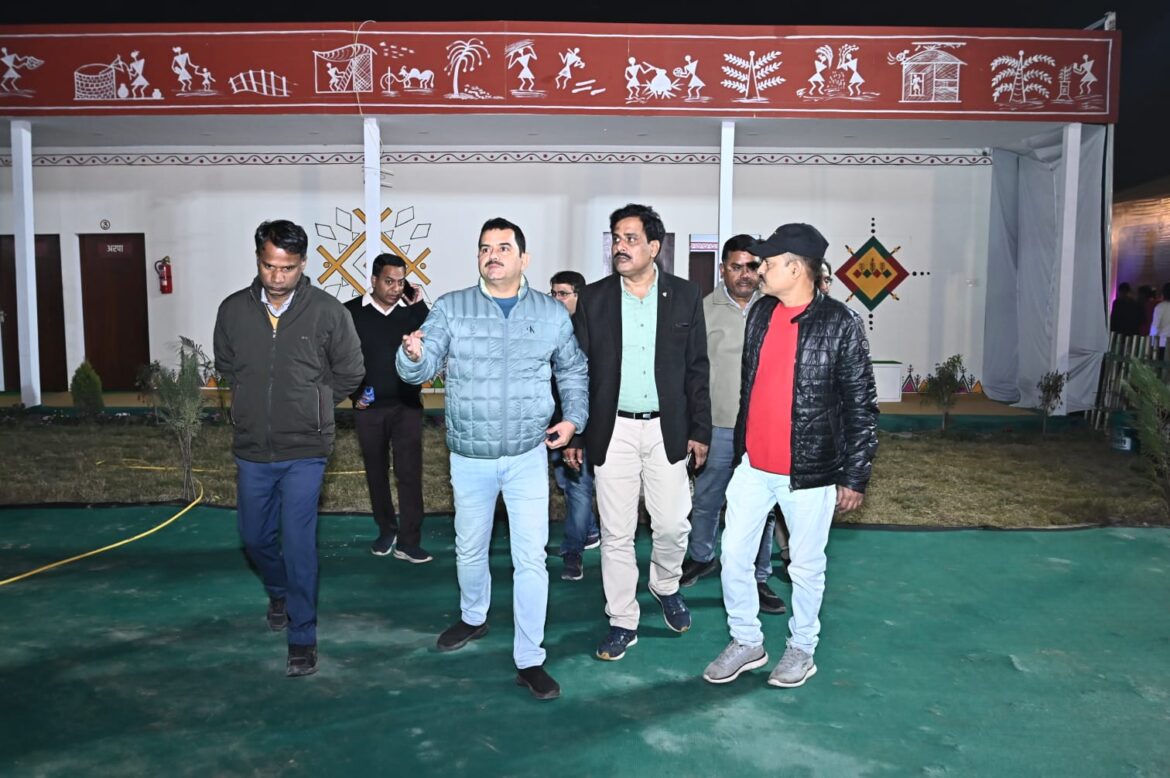 सचिव जनसंपर्क श्री पी. दयानंद ने महाकुंभ में छत्तीसगढ़ पवेलियन का लिया जायजा