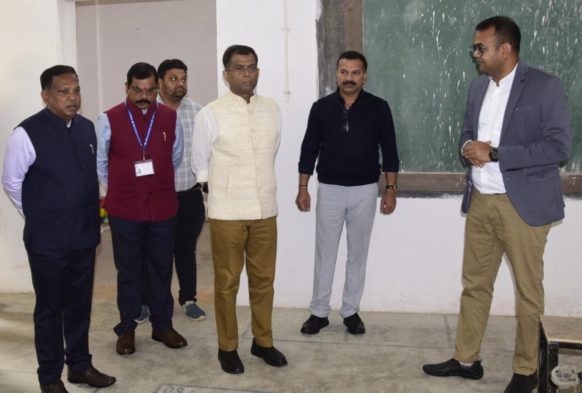 राज्य निर्वाचन आयुक्त श्री अजय सिंह ने स्ट्रांग रूम, मतगणना स्थल, मतदान केंद्रों का किया निरीक्षण