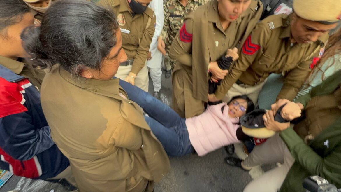 दिल्ली पुलिस ने आम आदमी पार्टी की राज्यसभा सांसद स्वाति मालीवाल को लिया हिरासत में