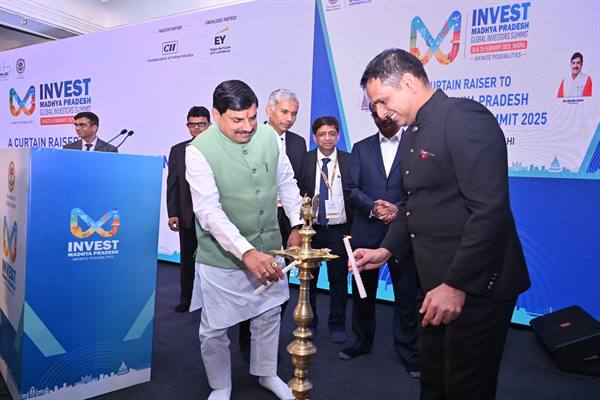 मुख्यमंत्री डॉ. यादव नई दिल्ली में जीआईएस-2025 के कर्टेन रेजर कार्यक्रम में शामिल हुए