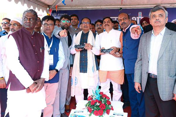 मुख्यमंत्री डॉ. यादव और केन्द्रीय मंत्री श्री चौहान ने ड्रोन उड़ाकर किया शहरी भूमि सर्वेक्षण