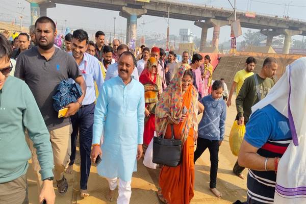 मंत्री श्री राकेश शुक्ला ने रविवार को सपरिवार प्रयागराज के संगम में बिना वीआईपी प्रोटोकॉल के कुंभ स्नान किया