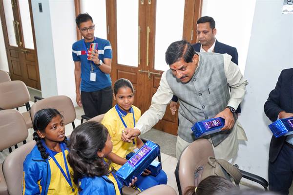मुख्यमंत्री ने नन्हीं खुशियां कार्यक्रम के अंतर्गत हर्षिनी फाउंडेशन के बच्चों से की बातचीत और भोपाल भ्रमण के लिए किया रवाना