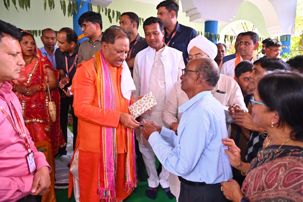 मुख्यमंत्री श्री विष्णुदेव साय को जन्मदिवस पर आशीष देने उमड़ा जनसैलाब