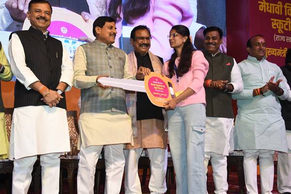 मुख्यमंत्री ने मेधावी विद्यार्थियों को प्रदान की ई-स्कूटी