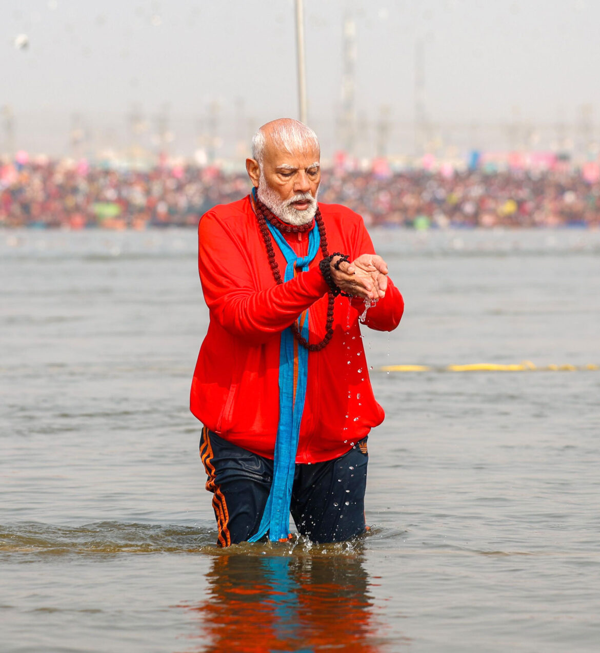 प्रधानमंत्री मोदी नें संगम में लगाई डुबकी