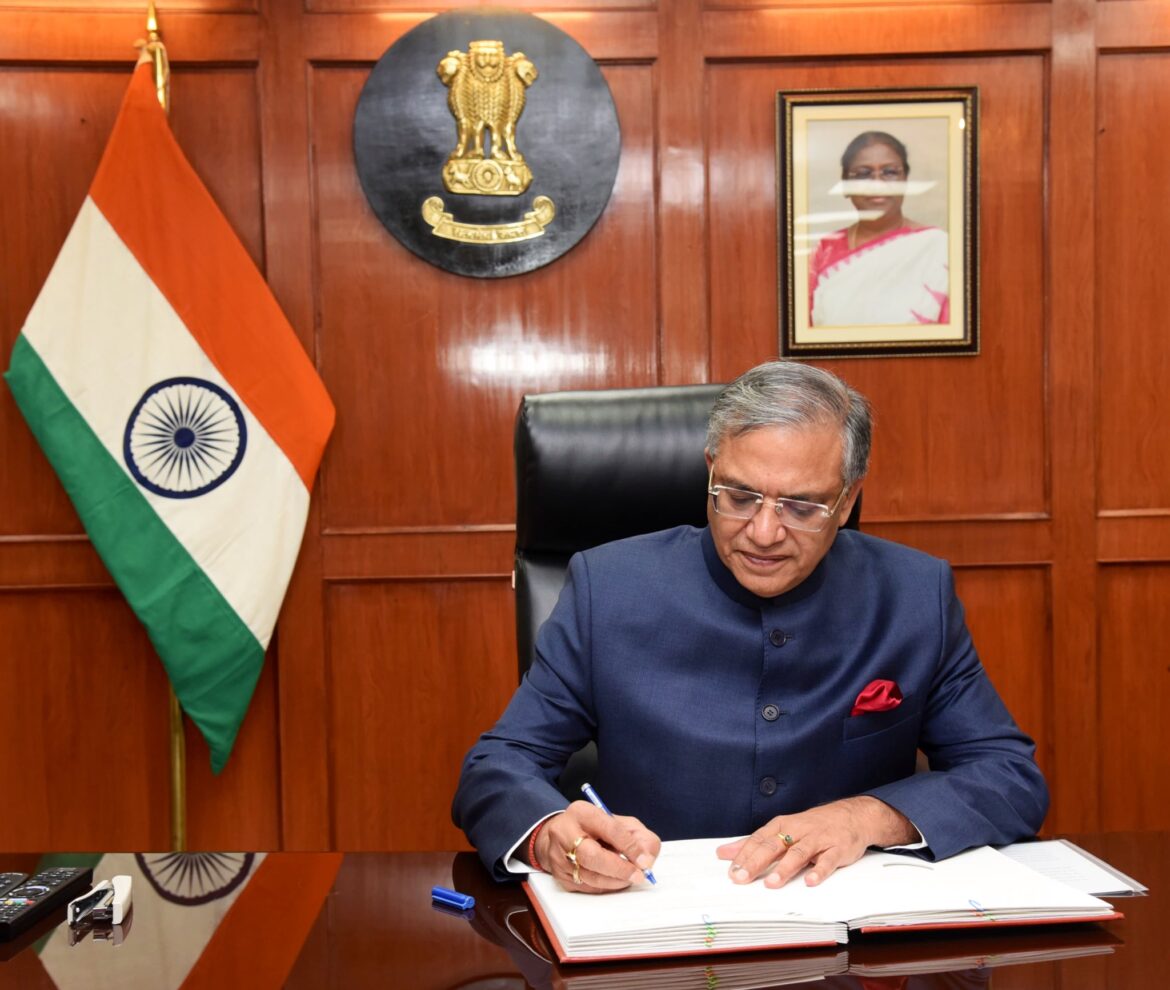 IAS अधिकारी ज्ञानेश कुमार ने बुधवार को देश के 26वें चीफ इलेक्शन कमिश्नर का पद संभाला