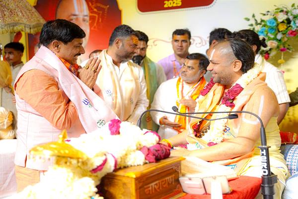 मुख्यमंत्री शिव महापुराण कथा में हुए शामिल