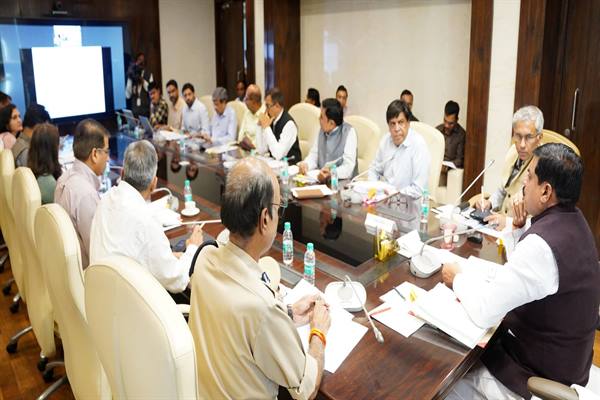 20 शासकीय सेवकों के विरूद्ध निलंबन और नोटिस जारी करने की कार्रवाई