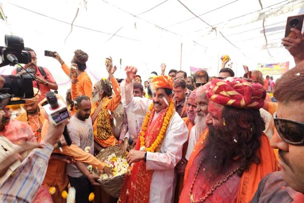 मुख्यमंत्री अखिल भारतीय अखाड़ा परिषद द्वारा आयोजित “होली के रंग, साधु संतो के संग” कार्यक्रम में हुए सम्मिलित
