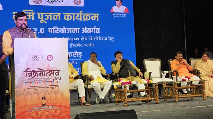 मुख्यमंत्री ने होली के अवसर पर उज्जैन में नागरिकों के साथ खेली फूलों की होली