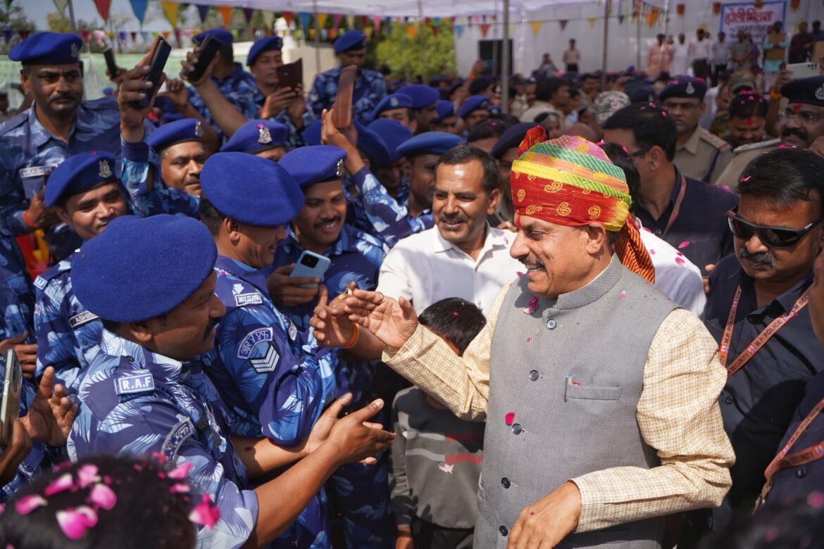 मुख्यमंत्री ने महिला पुलिसकर्मियों को मिठाई खिलाकर दीं मंगलकामनाएं