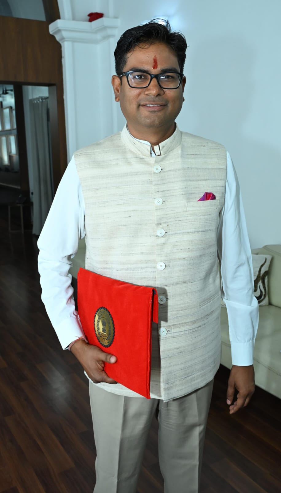 बजट प्रस्तुत करने के पूर्व वित्त मंत्री श्री ओपी चौधरी पहुंचे श्रीराम मंदिर, की पूजा-अर्चना