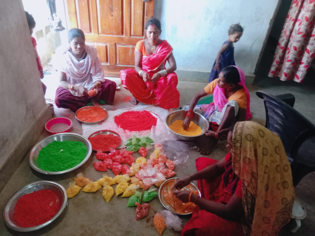 नक्सलियों ने जिन महिलाओं के जीवन को किया बेरंग, वही महिलाएं हर्बल गुलाल बनाकर लोगेां के जीवन में ला रही खुशहाली
