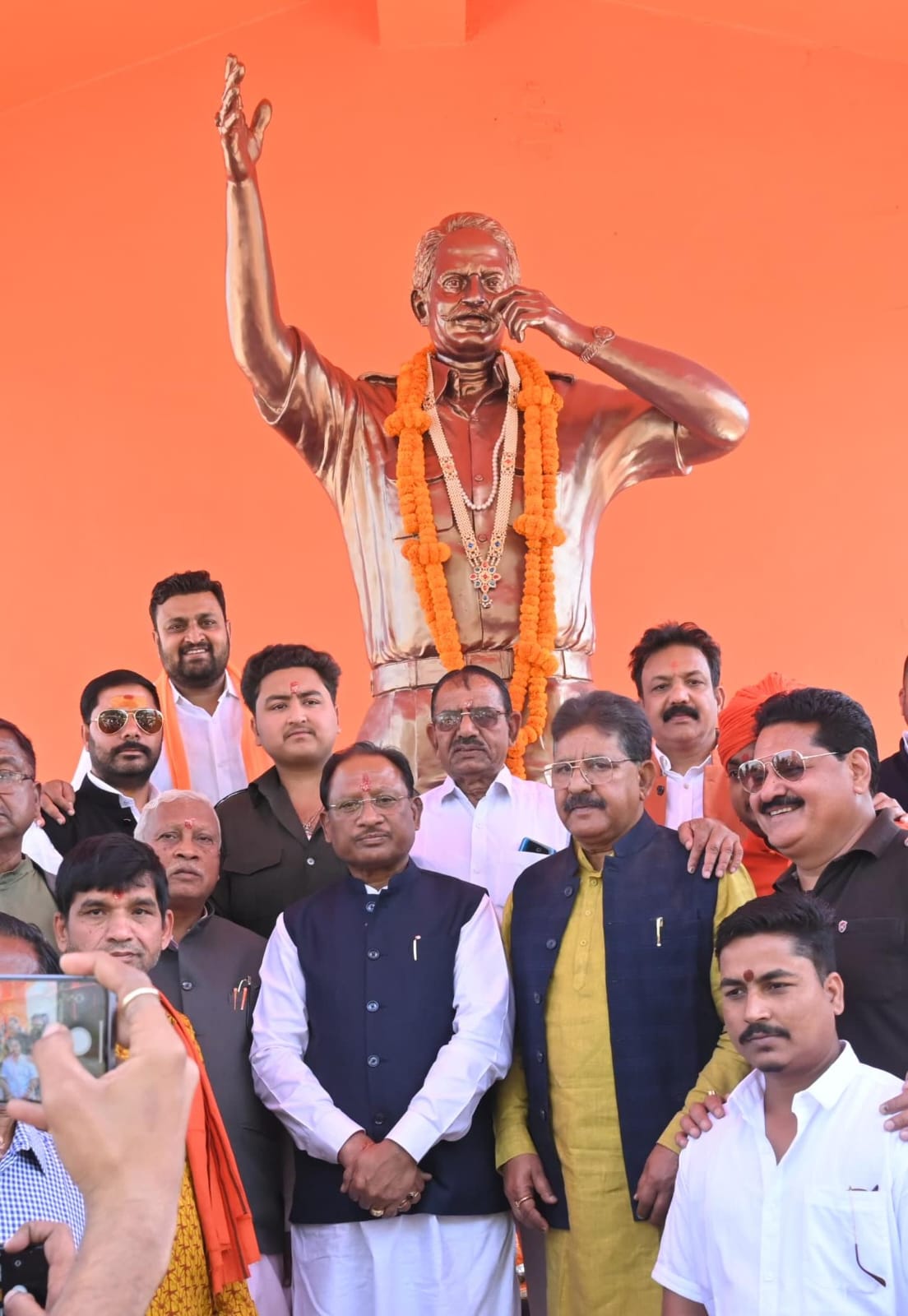 मुख्यमंत्री श्री विष्णु देव साय ने कुनकुरी में स्व. कुमार दिलीप सिंह जूदेव की प्रतिमा पर माल्यार्पण कर किया नमन