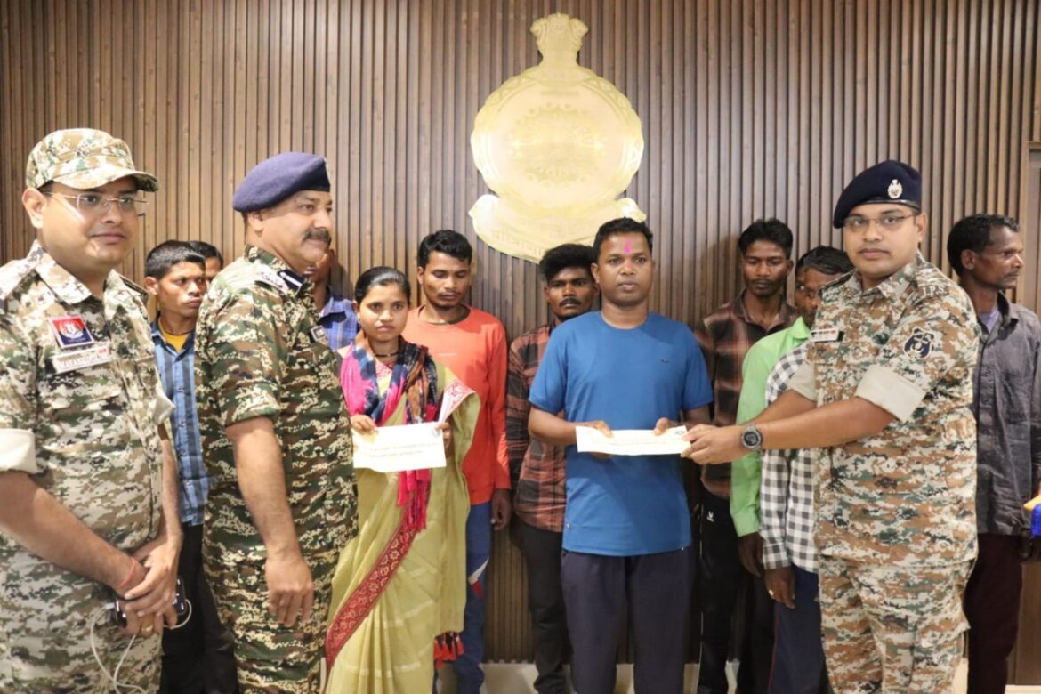 गंगालूर एरिया कमेटी अन्तर्गत सक्रिय 17 माओवादियों ने माओवादी विचारधारा से तौबा कर किया पुलिस के समक्ष आत्मसमर्पण।