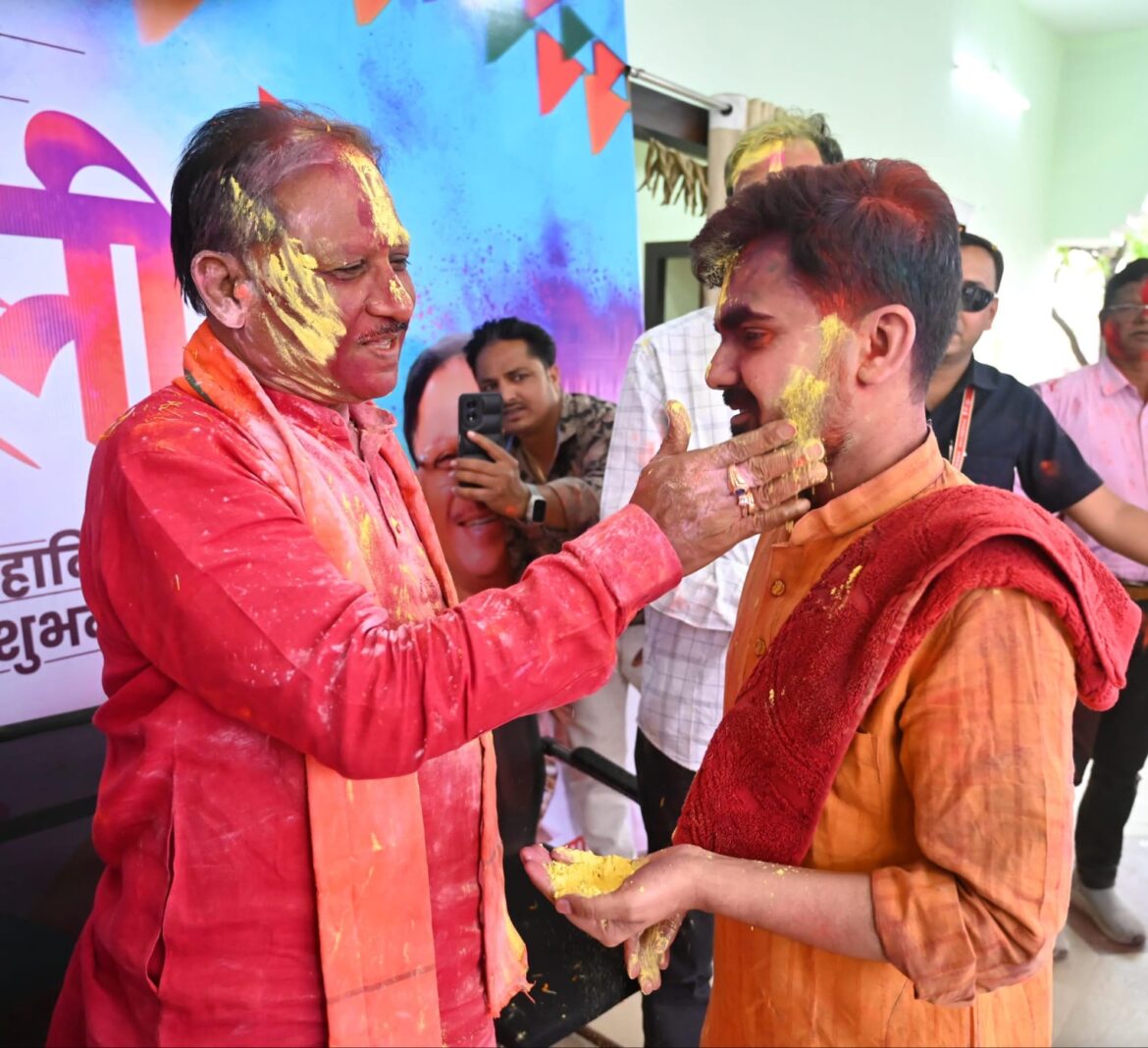मुख्यमंत्री श्री विष्णुदेव साय ने अपने गृह ग्राम बगिया में ग्रामीणों संग हर्षोल्लास से मनाई होली