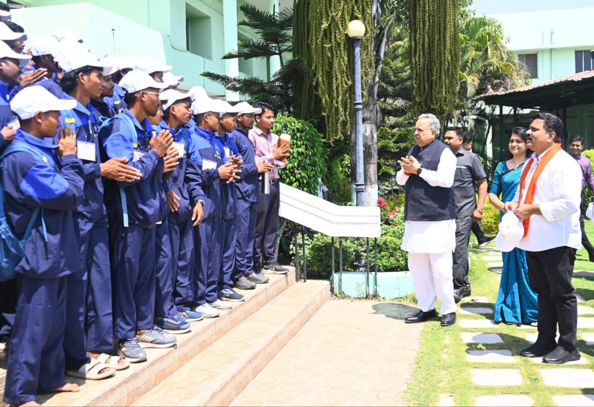 सुकमा के ग्रामीणों ने पहली बार राजधानी का किया भ्रमण, विधानसभा कार्यवाही देखकर हुए उत्साहित