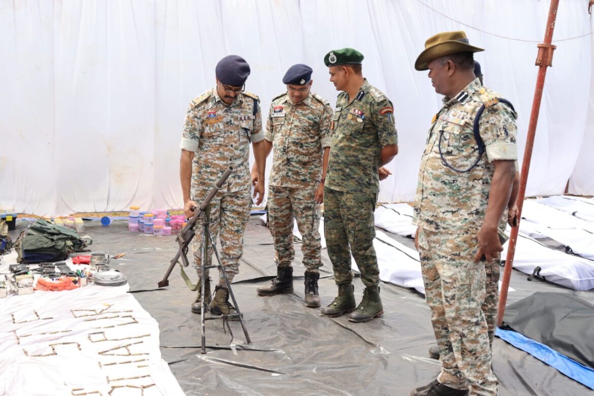 थाना गंगालूर क्षेत्रान्तर्गत अंडरी के जंगलों में पुलिस और माओवादियों के साथ हुए मुठभेड़ में 14 महिला माओवादी सहित कुल 26 वर्दीधारी माओवादियों के शव बरामद ।