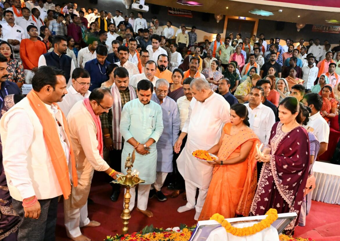 जिला पंचायत के प्रथम सम्मिलन में शामिल हुए केन्द्रीय राज्य मंत्री श्री तोखन साहू और उप मुख्यमंत्री श्री अरुण साव
