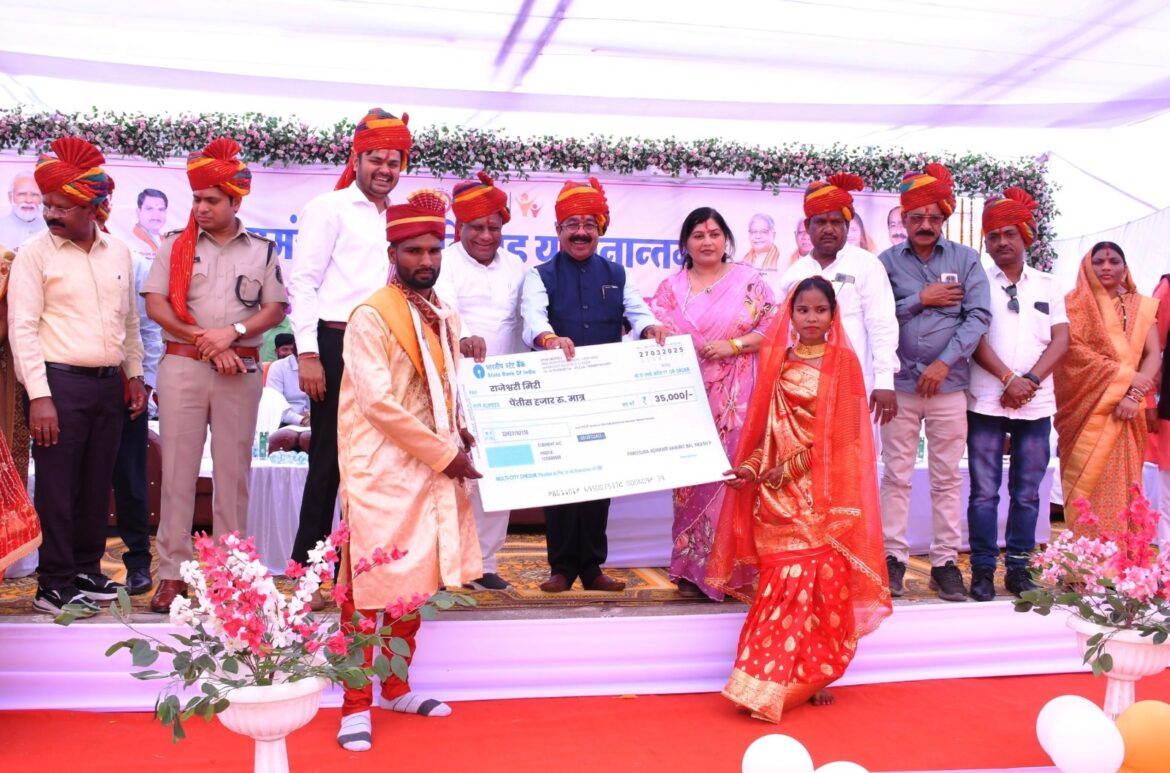 उप मुख्यमंत्री श्री अरुण साव सामूहिक विवाह में हुए शामिल, नवविवाहितों को बधाई और शुभकामनाएं दीं