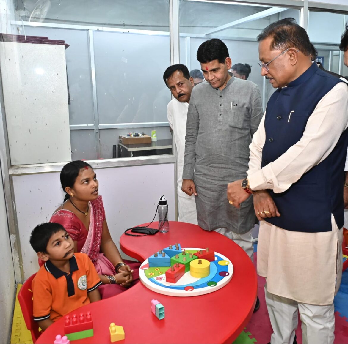मुख्यमंत्री श्री विष्णु देव साय ने किया मनोविकास केंद्र का अवलोकन