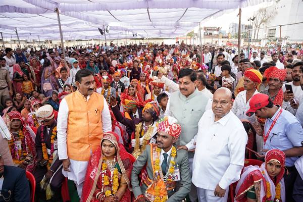 कर्नाटक के राज्यपाल श्री गेहलोत के साथ नागदा में सामूहिक विवाह समारोह में हुए शामिल