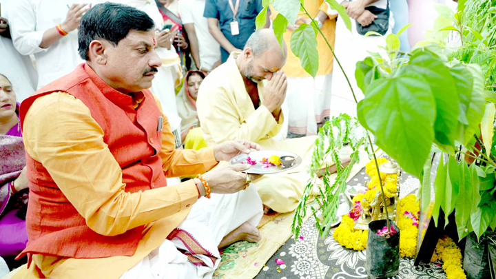 मुख्यमंत्री डॉ. यादव ने नर्मदापुरम के दादा कुटी में प्रदेश की सुख-समृद्धि के लिए पूजा अर्चना की