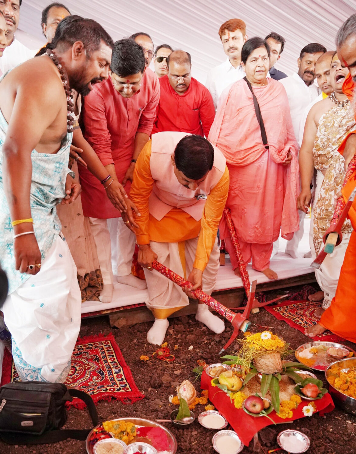 मुख्यमंत्री ने महू में हाईटेक सुविधाओं से युक्त कामधेनु गौ-शाला का किया भूमि-पूजन