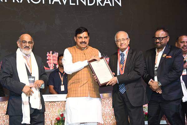 मुख्यमंत्री ने डॉ. निधिपति सिंघानिया को किया सम्मानित