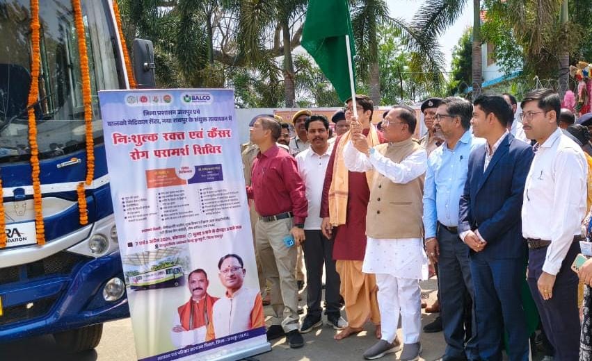 मुख्यमंत्री श्री विष्णुदेव साय ने कैंसर डिटेक्शन वैन को हरी झंडी दिखाकर किया रवाना