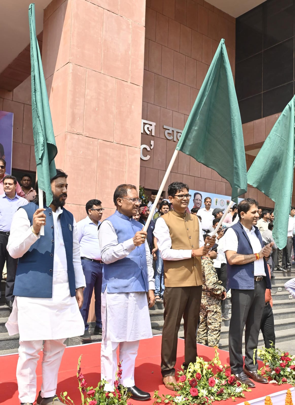 मुख्यमंत्री श्री विष्णु देव साय ने नवा रायपुर में ई-ऑटो सेवा का किया शुभारंभ