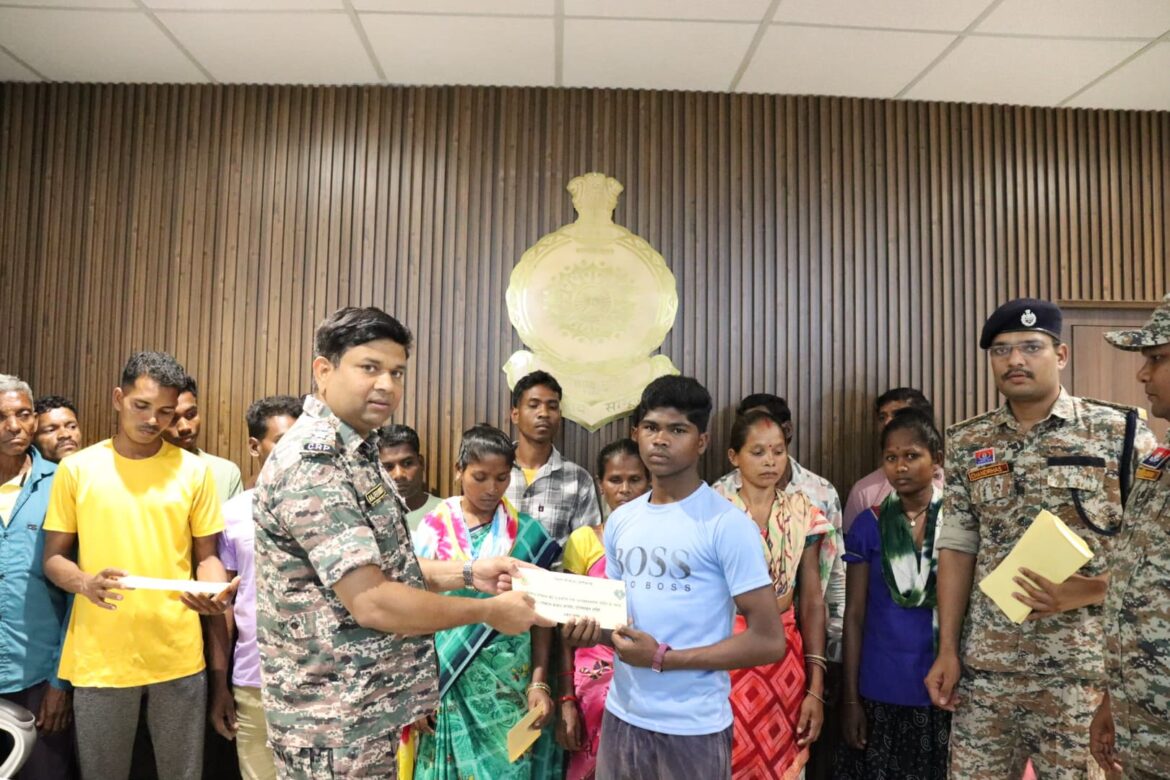 हथियार के साथ आत्मसमर्पण करने वाले नक्सलियों को छत्तीसगढ़ सरकार देगी लाखों रूपए