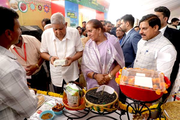 उप राष्ट्रपति श्री धनखड़ ने जैविक उत्पादों, महिला सशक्तिकरण और ग्रामीण नवाचारों की प्रशंसा की