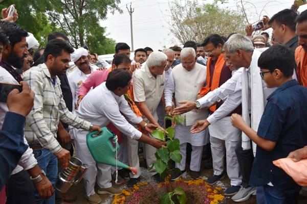 वर्तमान समय में मौसम के बदलते स्वरूप के लिए पेड़ लगाना अत्यंत आवश्यक है : राज्यपाल श्री पटेल