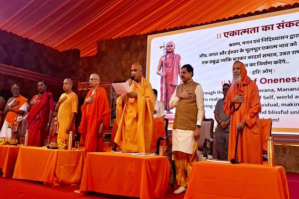 देश-विदेश के 500 युवाओं का नर्मदा तट पर हुआ दीक्षा संस्कार