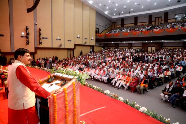मुख्यमंत्री ने कर्मचारियों को स्वास्थ्य बीमा योजना का लाभ प्रदान करने की मांग को किया स्वीकृत