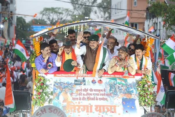 मुख्यमंत्री तिरंगा यात्रा में हुए शामिल-पूरा इंदौर हुआ देश भक्ति से ओतप्रोत