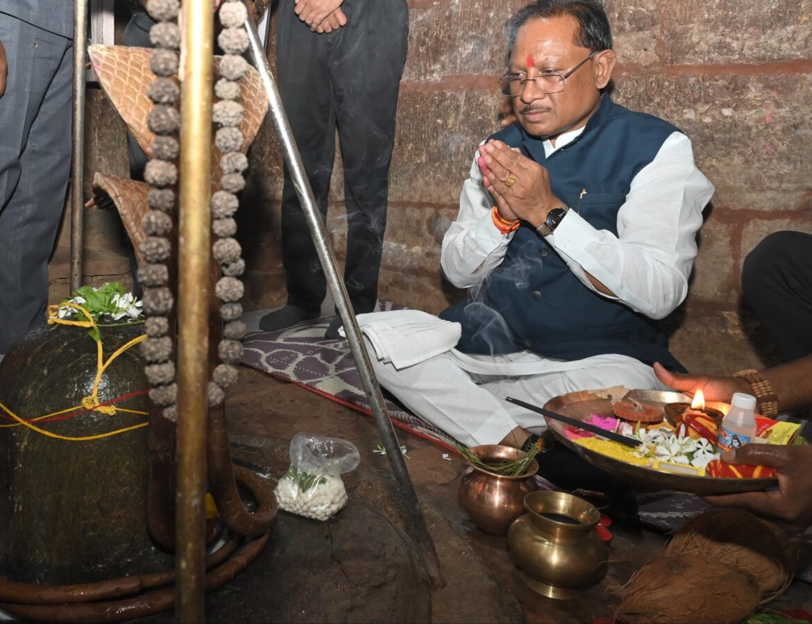 मुख्यमंत्री ने तेरहवीं शताब्दी के प्राचीन शिव व हनुमान मंदिर के किए दर्शन