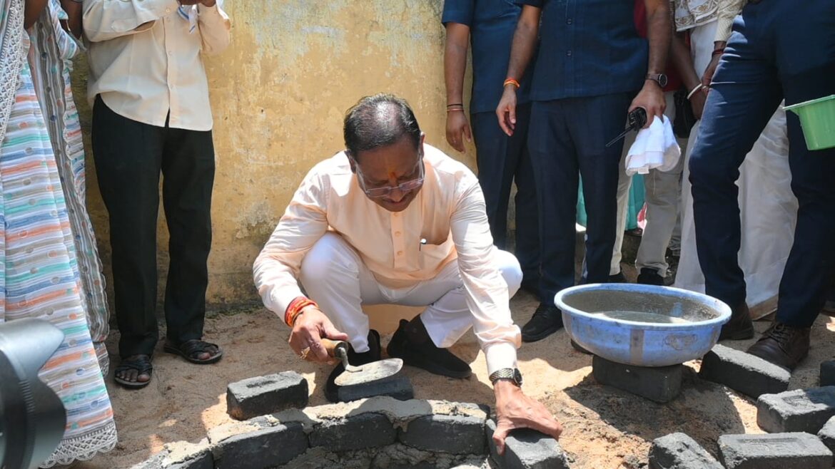 मुख्यमंत्री ने राज मिस्त्री बन सोखता गड्ढा के लिए की ईट जोड़ाई