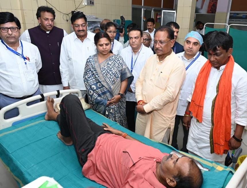 मुख्यमंत्री श्री विष्णुदेव साय ने जिला अस्पताल का किया औचक निरीक्षण: मरीजों से की आत्मीय बातचीत