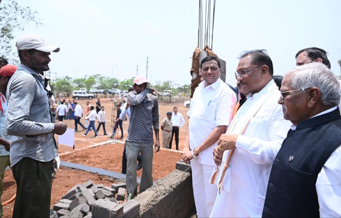 मुख्यमंत्री श्री विष्णु देव साय आज अचानक पहुंचे अछोटी